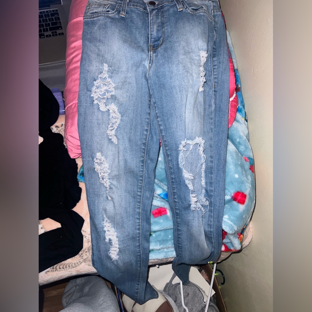 Ripped skinny jeans!!! 🤠